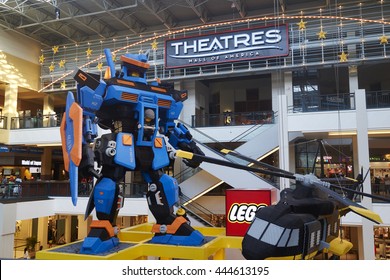 6/24/2016 Minneapolis, Mn-A Giant Lego Robot  At The Lego Store Inside The Mall Of America.