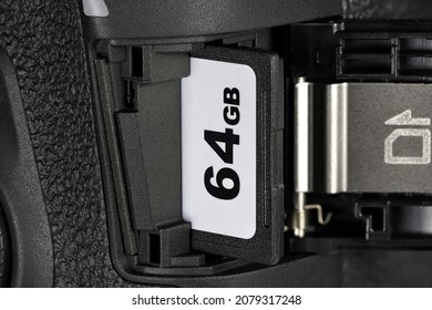 64 GB SD Card In DSLR Memory Card Slot