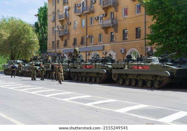 Волгоград,\
Центральный район, Россия, 7 мая 2022 года. Колонна военной техники\
на улице города, подготовка к\
параду.