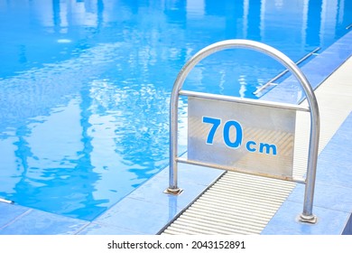 70 cm depth sign in the pool