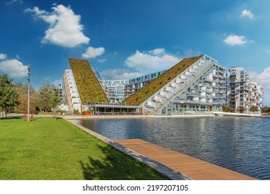 8 Tallet , Also Known As Big House, Is A Large Mixed-use Development Built In The Shape Of A Figure 8. Copenhagen, Denmark