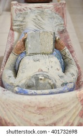 The 800 Year Old Tomb Of Eleanor Of Aquitaine, Queen Of England, Showing Her Reading The Bible