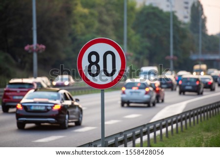 80km/h Speed limit sign a highway full of cars