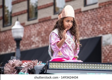 8-31-2018 Tahlequah OK - Adorable Little Native American Princess In Pink Crown Waves From Top Of A Suv In National Cherokee Homecoming Parade