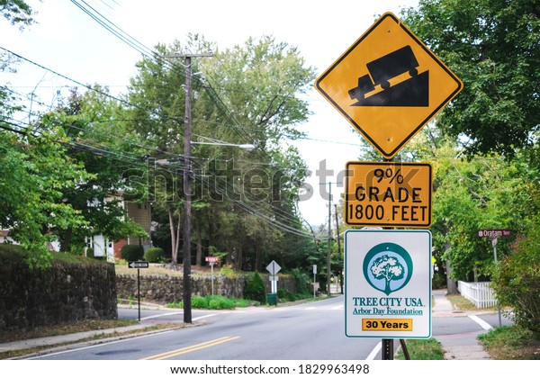9% Grade Descent Road\
Signage