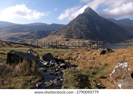 Aaron Lloer stream running down to Llyn Ogwen in Ogwen Valley with Tryfan peak in the background, Eryri National Park, fomaly Snowdonia, North Wales, UK. 