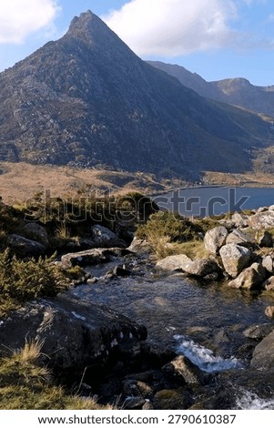 Aaron Lloer stream running down to Llyn Ogwen in Ogwen Valley with Tryfan peak in the background, Eryri National Park, fomaly Snowdonia, North Wales, UK. 