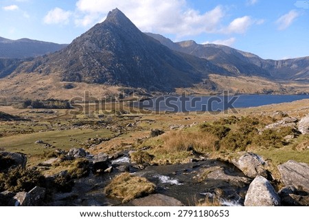Aaron Lloer stream running down to Llyn Ogwen in Ogwen Valley with Tryfan peak in the background, Eryri National Park, fomaly Snowdonia, North Wales, UK. 