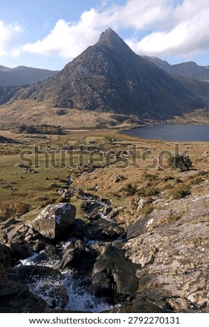 Aaron Lloer stream running down to Llyn Ogwen in Ogwen Valley with Tryfan peak in the background, Eryri National Park, fomaly Snowdonia, North Wales, UK. 