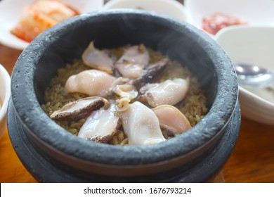 abalone stone pot rice
a dish made with abalone and eaten with nurungji