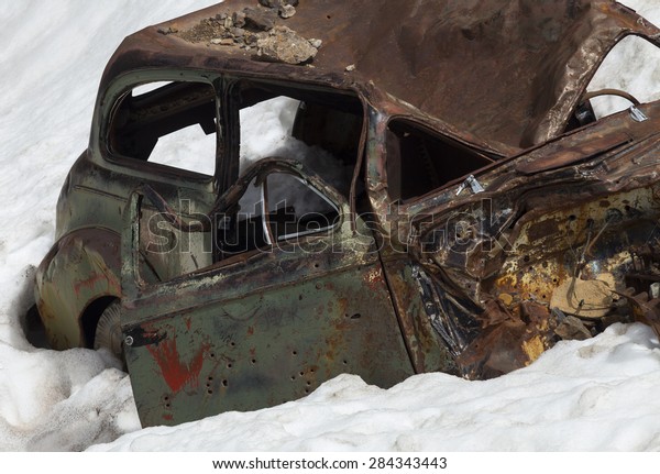 Abandon Car in\
Snow