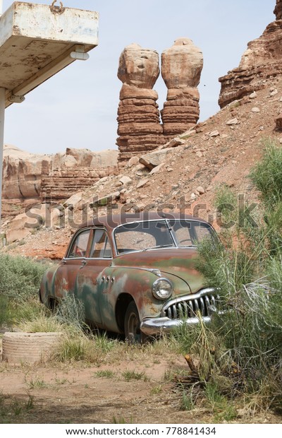 Abandoned car in Arizona canyons. America, Arizona -\
May 2, 2017