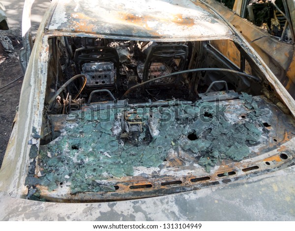 Abandoned damaged and burnt out\
car