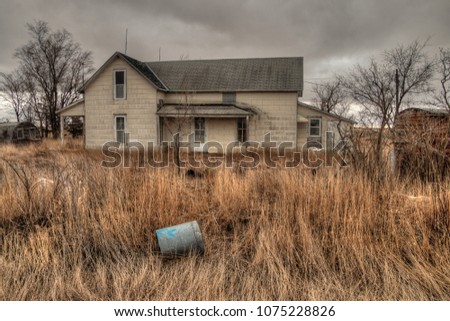 Abandoned Farmhouse in South Dakota slowly decays