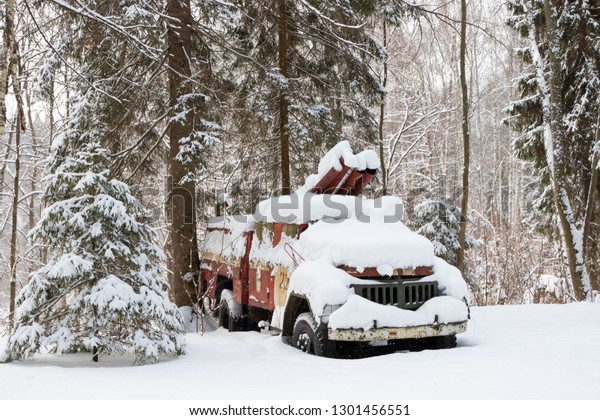 Abandoned fire truck in the\
snow.