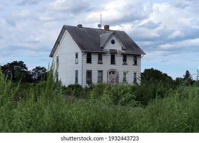 Abandoned Home In The Middle Of Nowhere. Seasonal. 