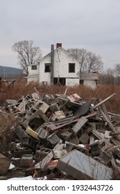 Abandoned Home In The Middle Of Nowhere. Seasonal. 