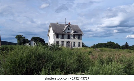 Abandoned Home In The Middle Of Nowhere. Seasonal. 