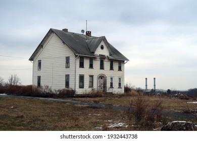 Abandoned Home In The Middle Of Nowhere. Seasonal. 