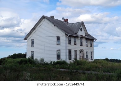 Abandoned Home In The Middle Of Nowhere. Seasonal. 