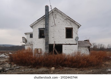 Abandoned Home In The Middle Of Nowhere. Seasonal. 