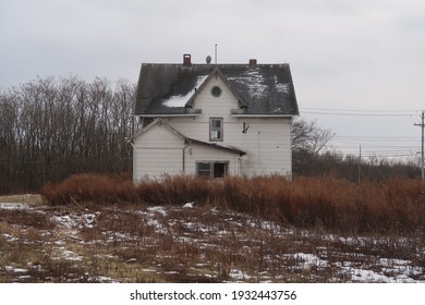 Abandoned Home In The Middle Of Nowhere. Seasonal. 