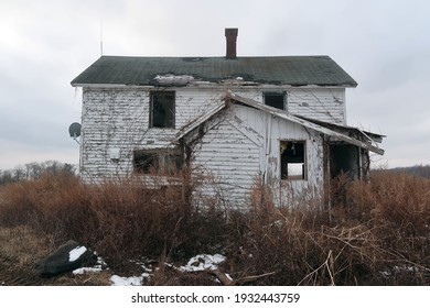 Abandoned Home In The Middle Of Nowhere. Seasonal. 