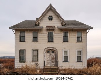 Abandoned Home In The Middle Of Nowhere. Seasonal. 