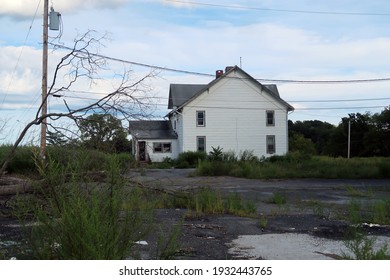 Abandoned Home In The Middle Of Nowhere. Seasonal. 