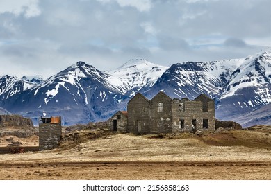 Abandoned house ruins in Iceland with mountains in the background