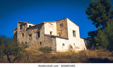 Abandoned houses in the mountains, they are quite large, testimony to a glorious past.