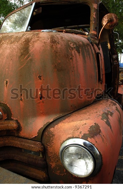 An abandoned old rusty\
truck