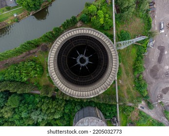 Vista aérea de arriba abajo de la central eléctrica abandonada.