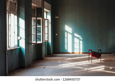 廃墟 椅子 の写真素材 画像 写真 Shutterstock