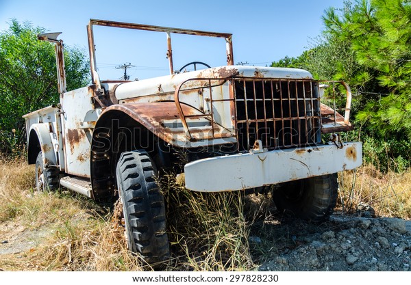 Abandoned rusty\
truck