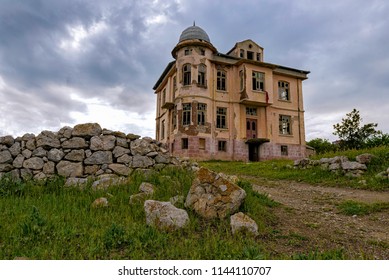 An Abandoned And Spooky House 