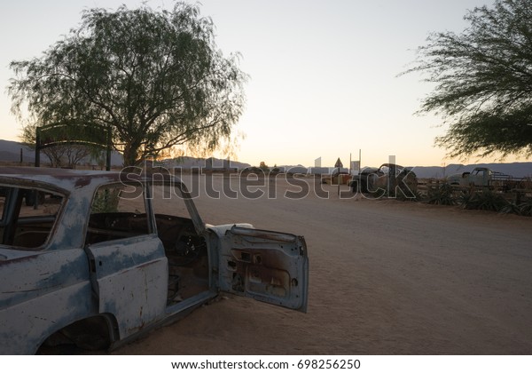 Abandoned\
vintage car in desert, Solitaire,\
Namibia