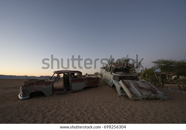 Abandoned\
vintage car in desert, Solitaire,\
Namibia