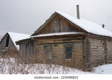  Abandoned wooden house (hut) in the Russian village in winter