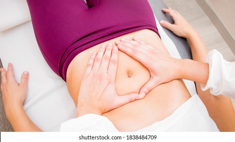
masaje abdominal en paciente femenino