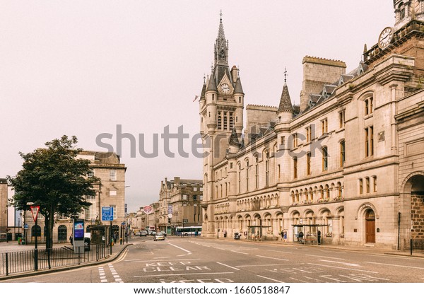 Aberdeen, Scotland - 31 July, 2019: Union\
Street with daily car traffic in Downtown Aberdeen City Centre with\
Aberdeen Town House, in Scotland,\
UK