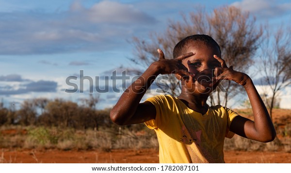 Aboriginal Child Australian Bush Novembre2019 Yuendumuaustralia Stock ...
