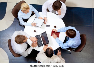 Oben Blick auf freundliche Geschäftsleute Dampf zusammenarbeiten bei Treffen