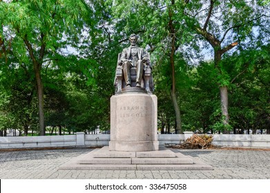 Abraham Lincoln Statue In Grant Park, Chicago, Illinois.