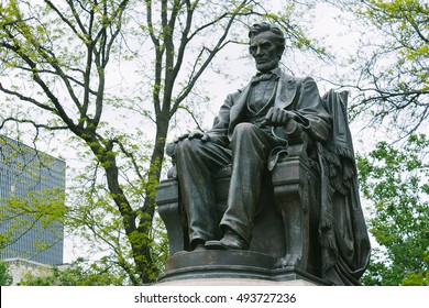 Abraham Lincoln Statue In Grant Park, Chicago, Illinois.