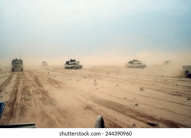 Танки «Абрамс» 7-го корпуса бронетанковой дивизии переходят через пустыню на севере Кувейта во время операции «Буря в пустыне». 28 февраля 1991 года.