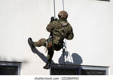 Abseiling soldier（Japan ground self defense force）