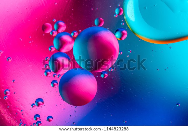 抽象的な背景とカラフルなグラデーション色 水の抽象的なサイケデリック柄の画像に油滴 の写真素材 今すぐ編集