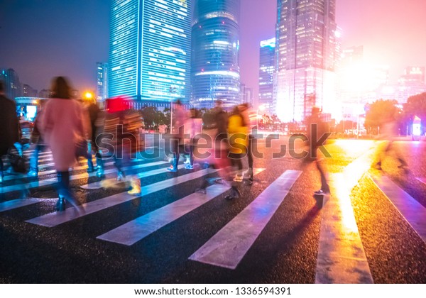 中国上海の夜 横断歩道を横断する人々の抽象的な背景 夜の明かりに人や車が見えない ぼかした夜の通りの完璧な背景画像 の写真素材 今すぐ編集