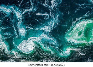  Arrière-plan abstrait. Des vagues d'eau de la rivière et de la mer se rencontrent à marée haute et à marée basse. Bassins à remous du maelström de Saltstraumen, Nordland, Norvège